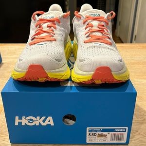 Men’s HOKA CLIFTON 8 size 8.5 Women’s 9.5